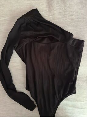 vestique Black One-Shoulder Long-Sleeve Ribbed Bodysuit